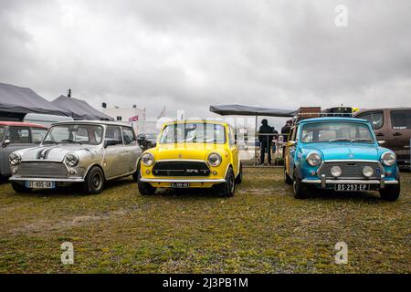 En plus du paddock installé au cœur même de l'anneau de vitesse, où il sera possible d'admirer les véhicules, des démonstrations de véhicules sportifs et de collection sont prévues sur le circuit routier de l'UTAC Linas-Montlhéry Autodrome avec des voitures vintage et sportives, sans oublier l'essentiel Mini. La réunion sera également l'occasion de célébrer le 70th anniversaire de l'Austin Healey par une exposition commémorative. Linas Montlhéry, France, le 09 avril 2022. Photo de Denis Prezat/ABACAPRESS.COM Banque D'Images