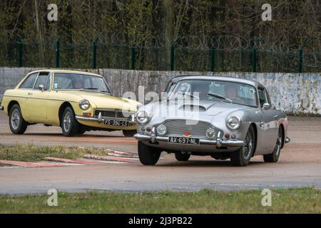 En plus du paddock installé au cœur même de l'anneau de vitesse, où il sera possible d'admirer les véhicules, des démonstrations de véhicules sportifs et de collection sont prévues sur le circuit routier de l'UTAC Linas-Montlhéry Autodrome avec des voitures vintage et sportives, sans oublier l'essentiel Mini. La réunion sera également l'occasion de célébrer le 70th anniversaire de l'Austin Healey par une exposition commémorative. Linas Montlhéry, France, le 09 avril 2022. Photo de Denis Prezat/ABACAPRESS.COM Banque D'Images