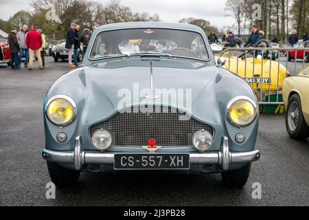 En plus du paddock installé au cœur même de l'anneau de vitesse, où il sera possible d'admirer les véhicules, des démonstrations de véhicules sportifs et de collection sont prévues sur le circuit routier de l'UTAC Linas-Montlhéry Autodrome avec des voitures vintage et sportives, sans oublier l'essentiel Mini. La réunion sera également l'occasion de célébrer le 70th anniversaire de l'Austin Healey par une exposition commémorative. Linas Montlhéry, France, le 09 avril 2022. Photo de Denis Prezat/ABACAPRESS.COM Banque D'Images