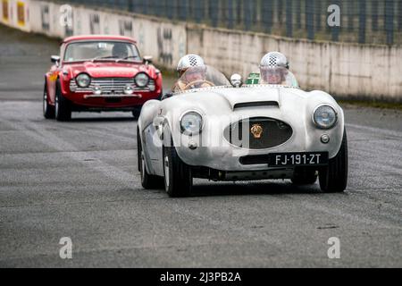 En plus du paddock installé au cœur même de l'anneau de vitesse, où il sera possible d'admirer les véhicules, des démonstrations de véhicules sportifs et de collection sont prévues sur le circuit routier de l'UTAC Linas-Montlhéry Autodrome avec des voitures vintage et sportives, sans oublier l'essentiel Mini. La réunion sera également l'occasion de célébrer le 70th anniversaire de l'Austin Healey par une exposition commémorative. Linas Montlhéry, France, le 09 avril 2022. Photo de Denis Prezat/ABACAPRESS.COM Banque D'Images