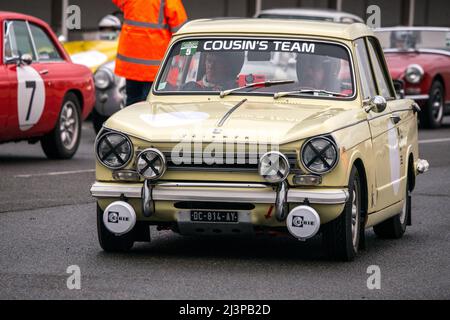 En plus du paddock installé au cœur même de l'anneau de vitesse, où il sera possible d'admirer les véhicules, des démonstrations de véhicules sportifs et de collection sont prévues sur le circuit routier de l'UTAC Linas-Montlhéry Autodrome avec des voitures vintage et sportives, sans oublier l'essentiel Mini. La réunion sera également l'occasion de célébrer le 70th anniversaire de l'Austin Healey par une exposition commémorative. Linas Montlhéry, France, le 09 avril 2022. Photo de Denis Prezat/ABACAPRESS.COM Banque D'Images