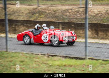 En plus du paddock installé au cœur même de l'anneau de vitesse, où il sera possible d'admirer les véhicules, des démonstrations de véhicules sportifs et de collection sont prévues sur le circuit routier de l'UTAC Linas-Montlhéry Autodrome avec des voitures vintage et sportives, sans oublier l'essentiel Mini. La réunion sera également l'occasion de célébrer le 70th anniversaire de l'Austin Healey par une exposition commémorative. Linas Montlhéry, France, le 09 avril 2022. Photo de Denis Prezat/ABACAPRESS.COM Banque D'Images