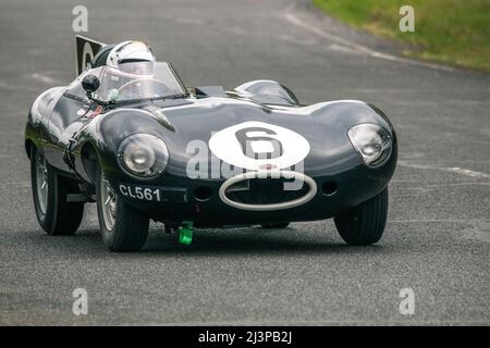 En plus du paddock installé au cœur même de l'anneau de vitesse, où il sera possible d'admirer les véhicules, des démonstrations de véhicules sportifs et de collection sont prévues sur le circuit routier de l'UTAC Linas-Montlhéry Autodrome avec des voitures vintage et sportives, sans oublier l'essentiel Mini. La réunion sera également l'occasion de célébrer le 70th anniversaire de l'Austin Healey par une exposition commémorative. Linas Montlhéry, France, le 09 avril 2022. Photo de Denis Prezat/ABACAPRESS.COM Banque D'Images