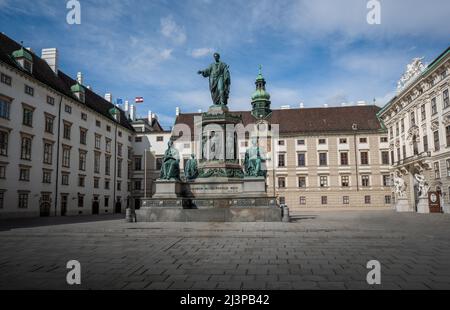 Cour intérieure du palais de Hofburg et statue de Francis II par Pompeo Marchesi, 1846 - Vienne, Autriche Banque D'Images