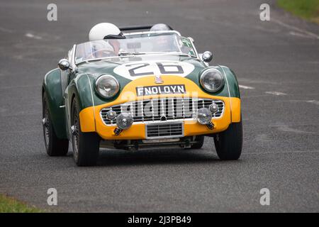 En plus du paddock installé au cœur même de l'anneau de vitesse, où il sera possible d'admirer les véhicules, des démonstrations de véhicules sportifs et de collection sont prévues sur le circuit routier de l'UTAC Linas-Montlhéry Autodrome avec des voitures vintage et sportives, sans oublier l'essentiel Mini. La réunion sera également l'occasion de célébrer le 70th anniversaire de l'Austin Healey par une exposition commémorative. Linas Montlhéry, France, le 09 avril 2022. Photo de Denis Prezat/ABACAPRESS.COM Banque D'Images