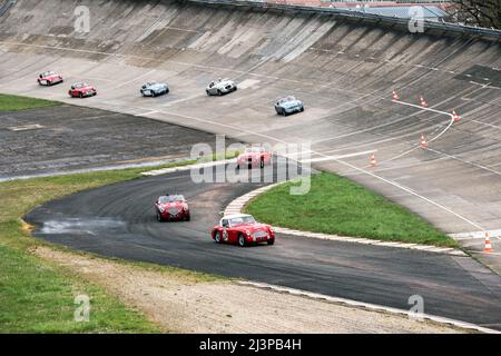 En plus du paddock installé au cœur même de l'anneau de vitesse, où il sera possible d'admirer les véhicules, des démonstrations de véhicules sportifs et de collection sont prévues sur le circuit routier de l'UTAC Linas-Montlhéry Autodrome avec des voitures vintage et sportives, sans oublier l'essentiel Mini. La réunion sera également l'occasion de célébrer le 70th anniversaire de l'Austin Healey par une exposition commémorative. Linas Montlhéry, France, le 09 avril 2022. Photo de Denis Prezat/ABACAPRESS.COM Banque D'Images