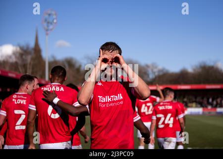 Matt Smith, attaquant de Salford, célèbre après avoir obtenu le score pour prendre la tête, car Salford City a battu Harrogate Town 2-0. Salford, Royaume-Uni. 9th avril 2022. Banque D'Images