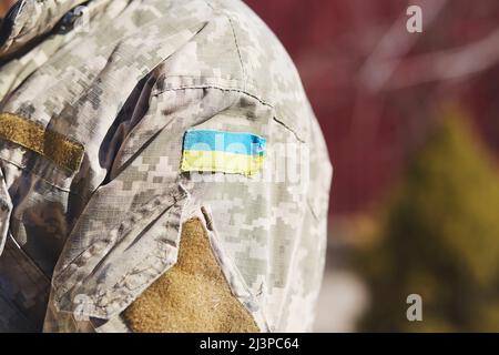 Drapeau ukrainien sur l'uniforme de soldat gros plan. Arrêter l'agression russe. Arrêter la guerre en Ukraine. Séjournez en Ukraine. Dernières nouvelles. Priez pour l'Ukraine. Copier Banque D'Images