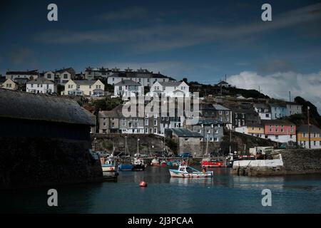 Pêche côtière au Royaume-Uni, bateau de pêche FY803 Verona revenant, port de mevagissey, cornouailles Banque D'Images