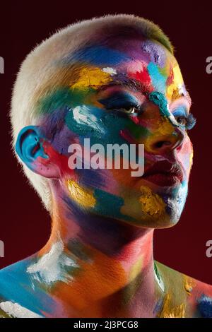 Tout est dans les nuances. Photo studio d'une jeune femme posant avec de la peinture multicolore sur son visage. Banque D'Images