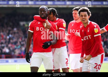 Keinan Davis, de Nottingham Forest (à gauche), célèbre le premier but de son côté lors du match du championnat Sky Bet au City Ground, à Nottingham. Date de la photo: Samedi 9 avril 2022. Banque D'Images