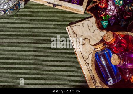 Vue de dessus des potions et des dés multicolores sur une surface vert olive Banque D'Images