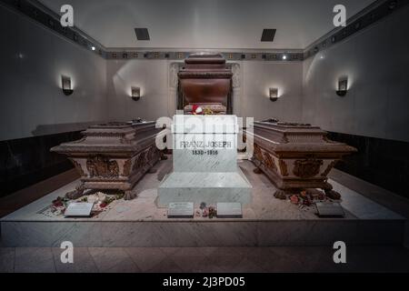 L'empereur Franz Joseph Ier d'Autriche, le prince héritier Rudolf et l'impératrice Elisabeth (Sisi) sarcophagi à la voûte Buriale impériale - Vienne, Autriche Banque D'Images