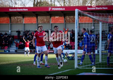 Matt Smith, attaquant de Salford, célèbre après avoir obtenu le score pour prendre la tête, car Salford City a battu Harrogate Town 2-0. Salford, Royaume-Uni. 9th avril 2022. Banque D'Images