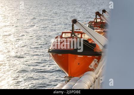 Canot de sauvetage orange sur le côté de la mer du Nord, traversée du canal vers la France ou la Hollande pour permettre aux passagers d'échapper au naufrage du bateau. Réserve de vie d'urgence Banque D'Images