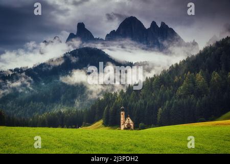 Vue sur l'église San Giovanni dans la vallée de Funes. Parc national Puez Odle (Geisler). Dolomites, Tyrol du Sud. Lieu Bolzano, Santa Magdalena, Italie Banque D'Images