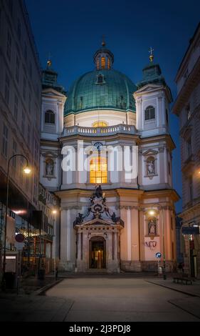 Église Saint-Pierre (Peterskirche) la nuit - Vienne, Autriche Banque D'Images