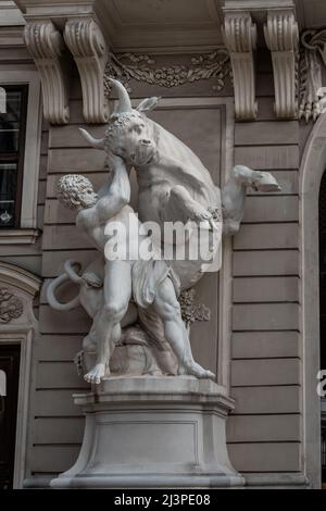 Heracles et la taureau crétois au palais Hofburg par Lorenzo Mattielli, 1729 - Vienne, Autriche Banque D'Images