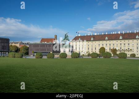 Place Heldenplatz avec statue de l'archiduc Charles et palais Hofburg - Vienne, Autriche Banque D'Images