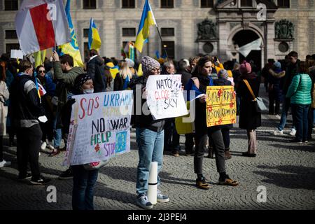 Munich, Allemagne. 09th avril 2022. Le 9 avril, 2022 mille personnes se sont rassemblées à Munich, en Allemagne, pour protester contre l'invasion russe en Ukraine et se sont remébérées des morts du massacre de Bucha. (Photo par Alexander Pohl/Sipa USA) crédit: SIPA USA/Alay Live News Banque D'Images