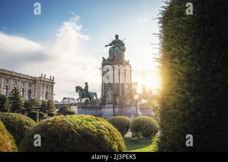 Coucher de soleil sur la place Maria Theresa (Maria Theresien Platz) avec l'impératrice Maria Theresa Monument - Vienne, Autriche Banque D'Images