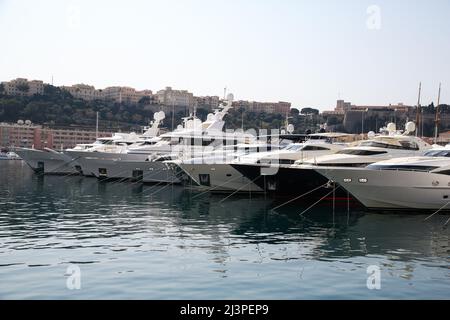 Monte Carlo, Monaco. 28th mars 2022. Yachts de luxe au port d'Hercules sur la mer Méditerranée, Monaco. (Photo de Dinendra Haria/SOPA Images/Sipa USA) crédit: SIPA USA/Alay Live News Banque D'Images