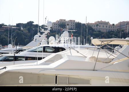 Monte Carlo, Monaco. 28th mars 2022. Yachts de luxe au port d'Hercules sur la mer Méditerranée, Monaco. (Photo de Dinendra Haria/SOPA Images/Sipa USA) crédit: SIPA USA/Alay Live News Banque D'Images