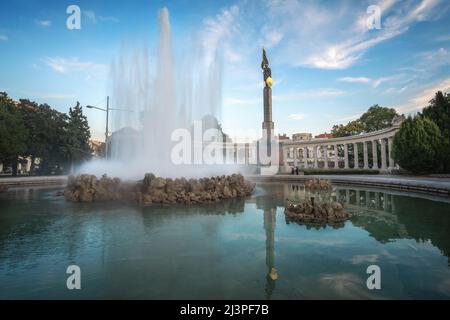 Fontaine de Hochstrahlbrunnen et Mémorial de la guerre soviétique - conçu par S.G. Yakovlev et dévoilé en 1945 - Vienne, Autriche Banque D'Images