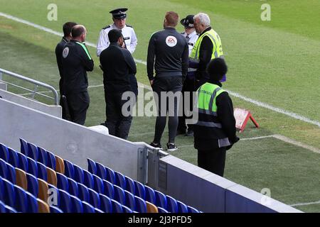 Kingston, Royaume-Uni. 09th avril 2022. La police s'est entretenir avec les responsables du match avant le début du match. À Kingston, au Royaume-Uni, le 4/9/2022. (Photo de Carlton Myrie/News Images/Sipa USA) crédit: SIPA USA/Alay Live News Banque D'Images