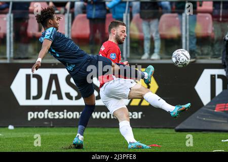 UTRECHT, PAYS-BAS - AVRIL 9: Tijjani Noslin de Fortuna Sittard, Bart Ramselaar du FC Utrecht lors du match néerlandais Eredivisiie entre le FC Utrecht et Fortuna Sittard au Stadion Galgenwaard le 9 avril 2022 à Utrecht, pays-Bas (photo de Peter Lous/Orange Pictures) Banque D'Images