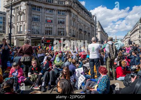 Asseyez-vous à Oxford Circus, nous ne serons pas des spectateurs, une manifestation de la rébellion en voie d'extinction qui lutte pour la justice climatique, dans le centre de Londres, 09.04.2022, Londres, Angleterre, ROYAUME-UNI Banque D'Images