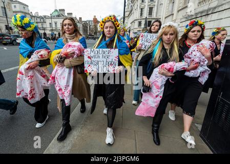 Londres, Royaume-Uni. 9 avril 2022. Les femmes portant des coiffures florales traditionnelles portent des signes en réponse aux activités dans la ville de Bucha en Ukraine alors qu'elles marchent vers une manifestation de solidarité ukrainienne à l'extérieur de Downing Street. L’invasion de l’Ukraine par la Russie a débuté le 24 février 2022 et ne montre aucun signe de fin. Credit: Stephen Chung / Alamy Live News Banque D'Images