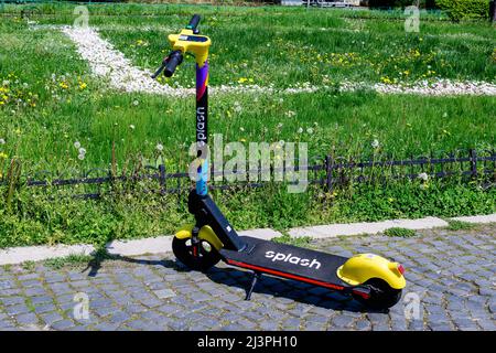 Bucarest, Roumanie, 30 avril 2021 : scooter électrique Splash à louer à l'aide d'une application mobile dédiée, disponible pour les citoyens et les touristes dans le Banque D'Images