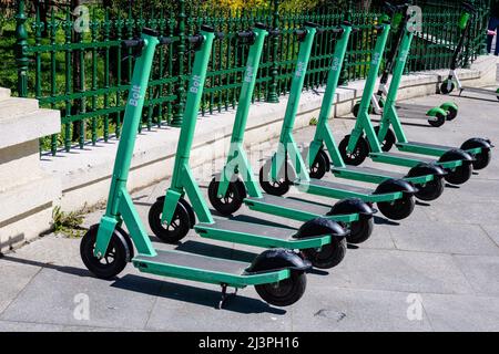 Bucarest, Roumanie, 10 avril 2021: Location de scooters électriques Bolt à l'aide d'une application mobile dédiée, disponible pour les citoyens et les touristes dans le Banque D'Images