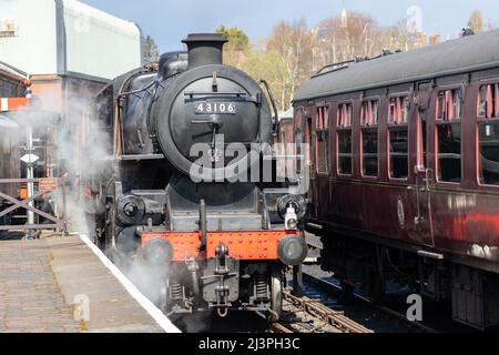 Train à vapeur 43106 sur le chemin de fer Severn Valley à la gare de Bridgnorth à Shropshire, Royaume-Uni Banque D'Images