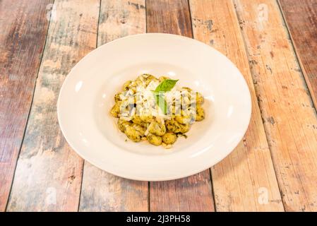 Gnocchi à base de pommes de terre, de farine et de ricotta. Une variété bien connue dans les régions Friuli-Venezia Giulia et Trentin-Haut-Adige et appelée gnocc Banque D'Images