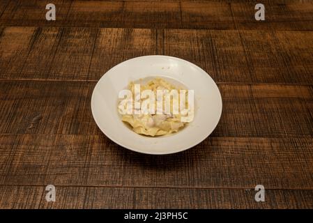 Le pamppardelle est une sorte de fettuccine large. Le nom provient du verbe 'papare' qui, en italien, se traduit par: Gobble up. Les plus récents m'ont vendu Banque D'Images