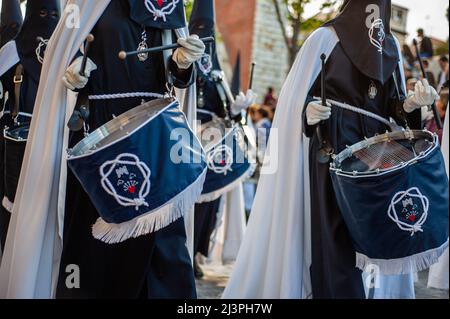 Saragosse, Espagne. 6th avril 2012. Un groupe musical est vu jouer des tambours pendant la procession. En Espagne, la semaine Sainte s'appelle 'santa de mana' et elle est célébrée avec une infanterie et une émotion inégalées. Il vient avec des processions religieuses autour du pays, qui remplissent les rues avec le rythme des tambours, des fleurs, et des sculptures religieuses. (Credit image: © Ana Fernandez/SOPA Images via ZUMA Press Wire) Banque D'Images