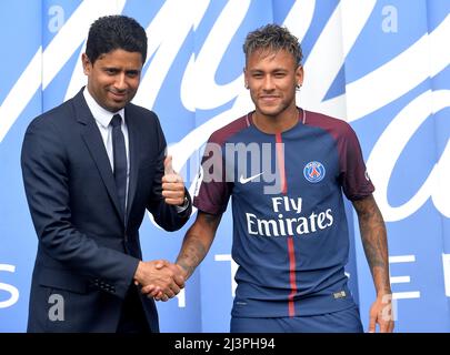 Neymar signe comme nouveau joueur du FC Barcelone à Paris Saint Germain avec le Président du PSG Nasser Al-Kheleaifi Banque D'Images