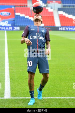 Neymar signe comme nouveau joueur du FC Barcelone à Paris Saint Germain avec le Président du PSG Nasser Al-Kheleaifi Banque D'Images