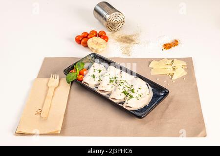 Le vitello tonnato est préparé avec du boeuf, accompagné d'une sauce dont les principaux ingrédients sont la mayonnaise, les steaks de thon, le bouillon de viande, les anchois et les câpres Banque D'Images
