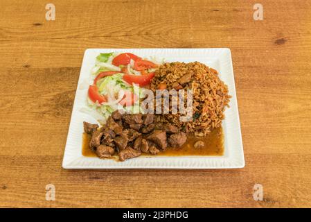 Le riz frit est un plat de riz cuit qui a été sauté dans un wok ou une casserole et est généralement mélangé avec d'autres ingrédients tels que des œufs, des légumes, des fruits de mer Banque D'Images