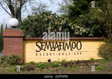 Blaine, WA, Etats-Unis - 06 avril 2022 ; panneau en bois et briques pour le Semiahmoo Resort, Golf, Spa Banque D'Images