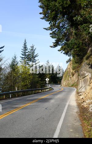 Section tordant de Chuckanut Drive qui est une route touristique pittoresque populaire dans l'État de Washington, également connue sous le nom de SR 11 Banque D'Images