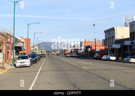 CLE Elum, WA, États-Unis - 07 avril 2022 ; vue vers l'est sur West 1st Street lors d'une soirée de printemps à CLE Elum, Washington Banque D'Images