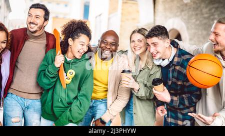 Concept international de style de vie avec des amis qui marchent ensemble dans le centre de la vieille ville - les gars heureux et les filles s'amusant dans les rues de la ville Banque D'Images