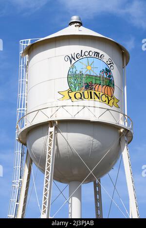 Quincy, WA, Etats-Unis - 07 avril 2022; Water Tower à Quincy Washington avec message de bienvenue Banque D'Images