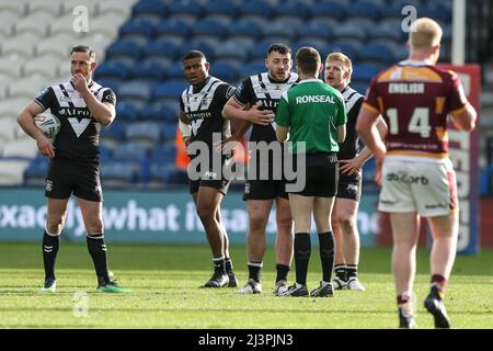 L'arbitre Liam Moore parle à Jake Connor #1 du FC Hull Banque D'Images