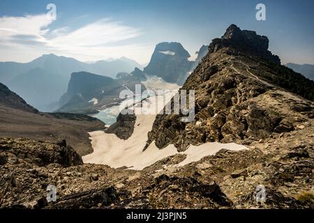 La fumée de feu de forêt de Haze remplit la vue sur la vallée de Grinnell Glacier vue dans le Montana Banque D'Images