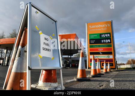 Bristol, Royaume-Uni. 9th avril 2022. La station-service de Sainsbury à Winterstoke Road à Bristol est à court de carburant et est fermée par des cônes et un panneau qui bloque l'entrée. Crédit photo : Graham Hunt/Alamy Live News Banque D'Images